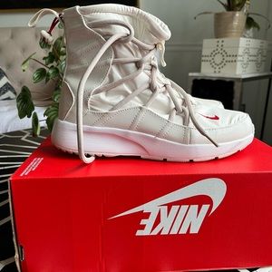 Women’s Nike Tanjun Phantom Gym Red Desert Sand High Rise Winter Boots